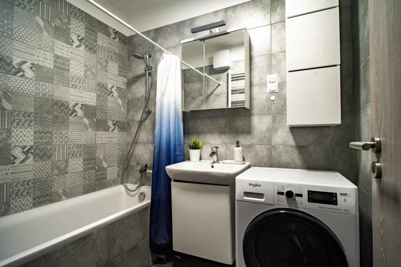 Vig Apartment - With Private Parking Budapest Bagian luar foto