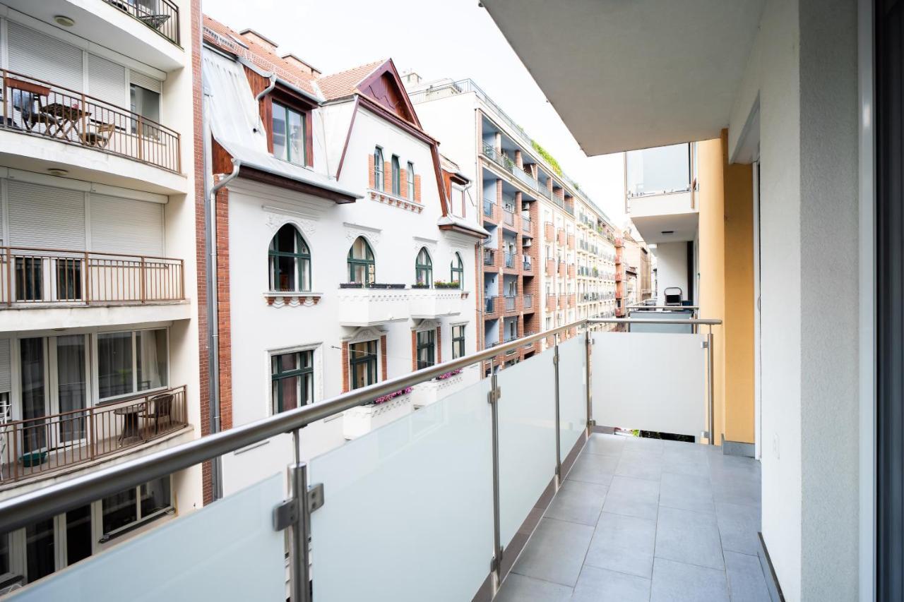 Vig Apartment - With Private Parking Budapest Bagian luar foto